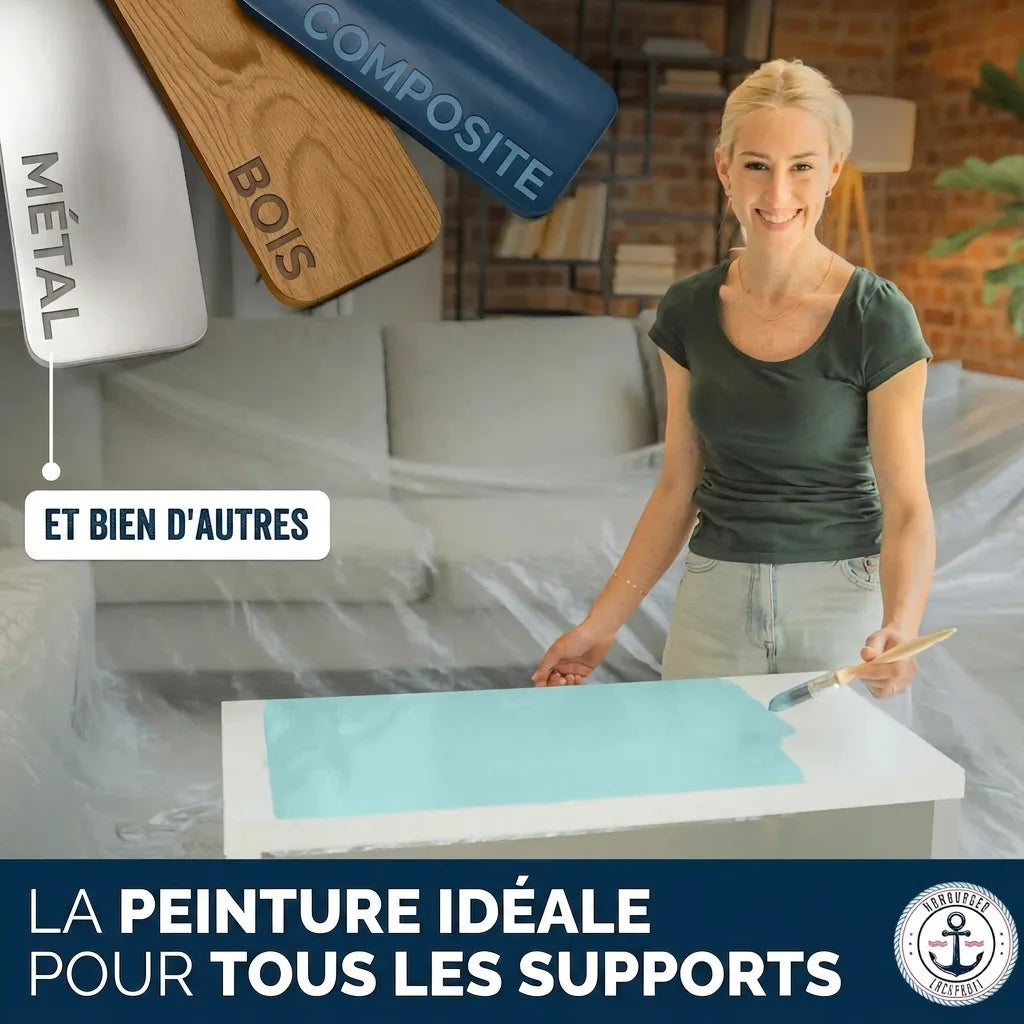 Femme souriante peignant une table, échantillons de couleurs pour métal, bois, plastique. Peinture polyvalente toutes surfaces.
